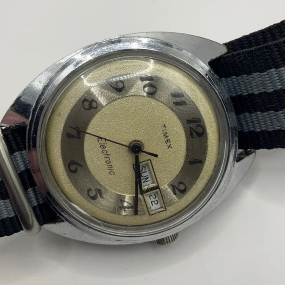 Vintage 1972 Timex UFO flying Saucer Electronic Mens Watch - Picture 3 of 3